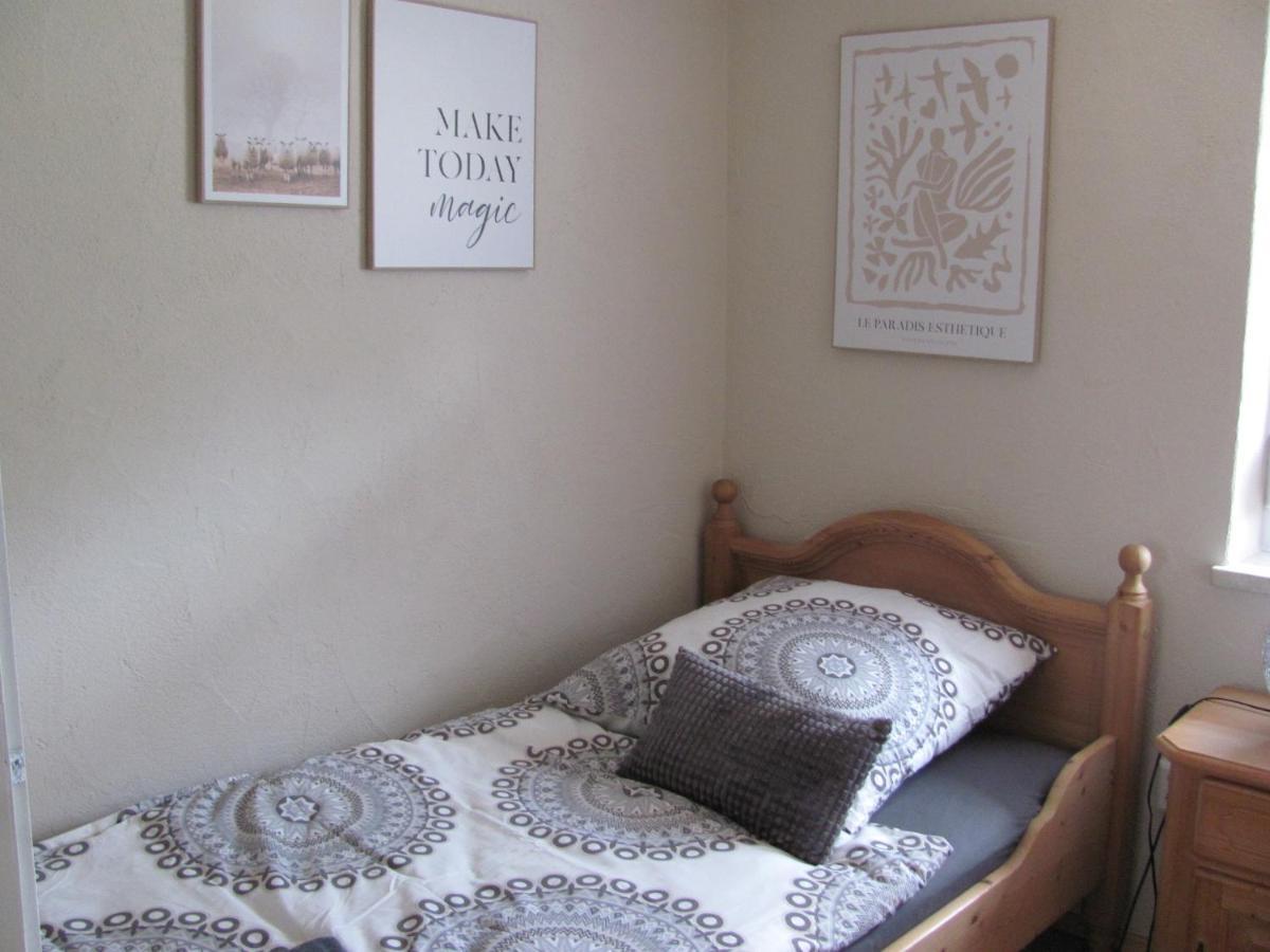 #2 Ruhiges Gemuetliches Ferienzimmer Mit 2 Einzelbetten Gemeinschaftsbad W-Lan Airport Nah Late Night Check In Haus Nr 9,5 Trunkelsberg Bagian luar foto
