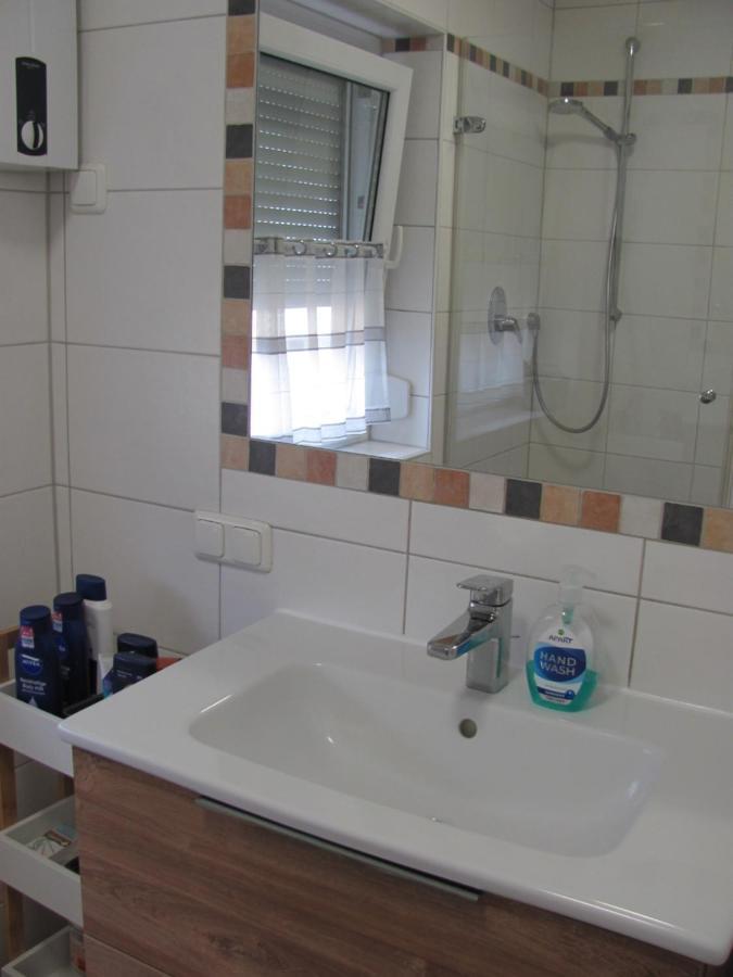 #2 Ruhiges Gemuetliches Ferienzimmer Mit 2 Einzelbetten Gemeinschaftsbad W-Lan Airport Nah Late Night Check In Haus Nr 9,5 Trunkelsberg Bagian luar foto